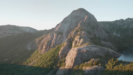 Gesamtansicht-Eines-Unberührten-Tals-Bei-Sonnenuntergang