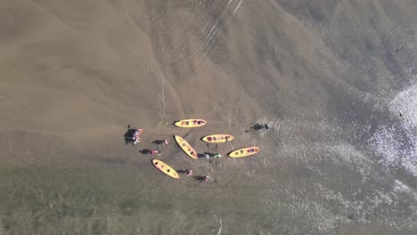 grupo de kayakistas con kayaks tándem