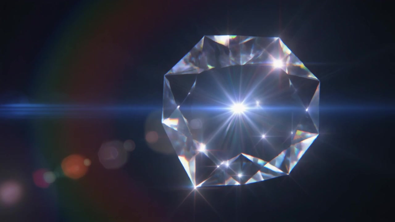 Diamante giratorio con destello de lente brillante sobre fondo oscuro