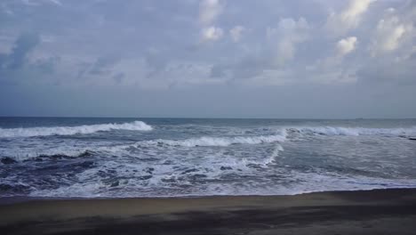 Sri-Lanka-Schwarzer-Sandstrand