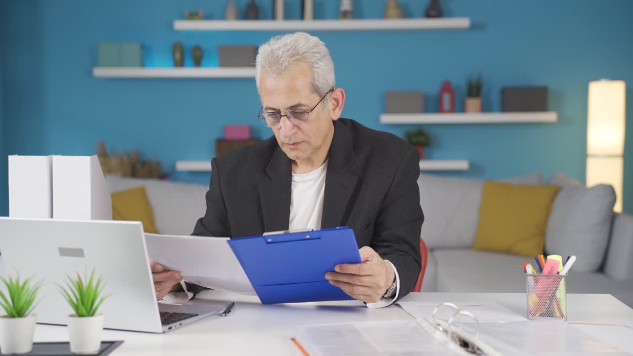 el hombre de la oficina en casa tiene éxito.