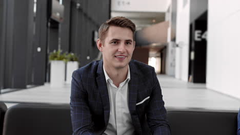 hombre de negocios caucásico guapo en una reunión de negocios