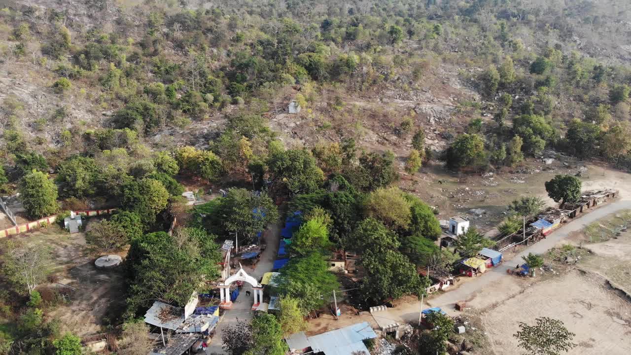 fotografía aérea de las instalaciones del templo con el bosque del templo de maa kauleshwari, chatra, jharkhand, india