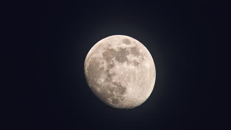 Luna-Con-Sus-Marías-Y-Cráteres-Brillando-En-El-Cielo-Nocturno.