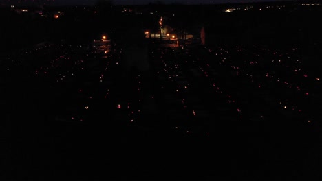 夜にろうそくに照らされた暗い墓地の空撮
