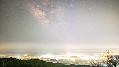 Lapso-De-Tiempo-De-La-Vía-Láctea-Desde-La-Cima-De-Una-Montaña-Con-Vistas-A-Limassol,-Chipre