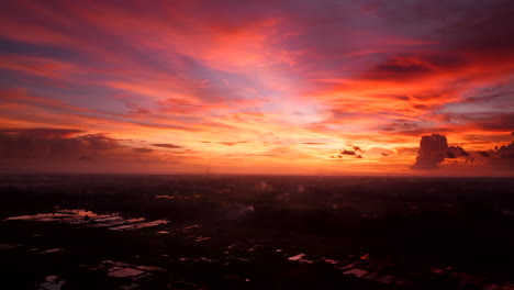 la puesta de sol roja pinta el cielo en tonos ardientes, proyectando un brillo cálido sobre el paisaje