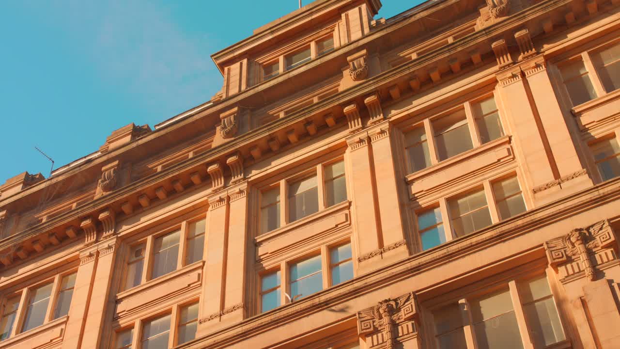 Edifício Histórico de Pedra Iluminado Pelo Sol Com Cornijas Ornamentadas No Centro da Cidade de Bradford No Reino Unido. close-up, tomada em ângulo baixo