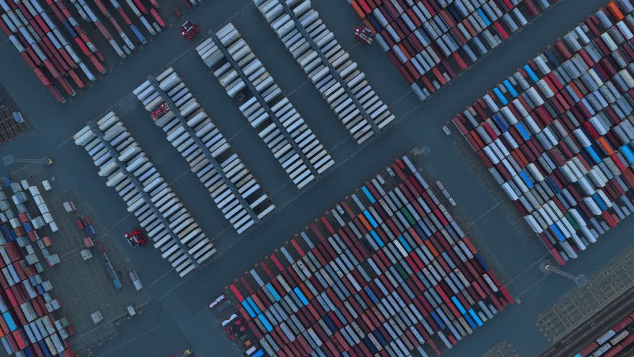 Luftfoto af en containerplads