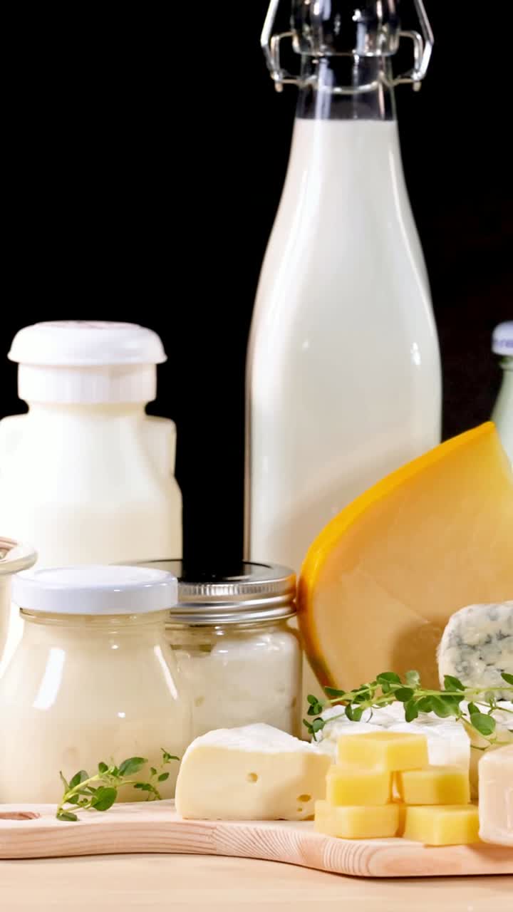 테이블 에 배열 된 여러 가지 유제품