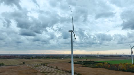 Turbinas-De-Viento-En-Un-Día-De-Nube-Del-Medio-Oeste