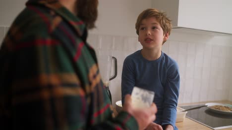 padre e hijo cocinando juntos