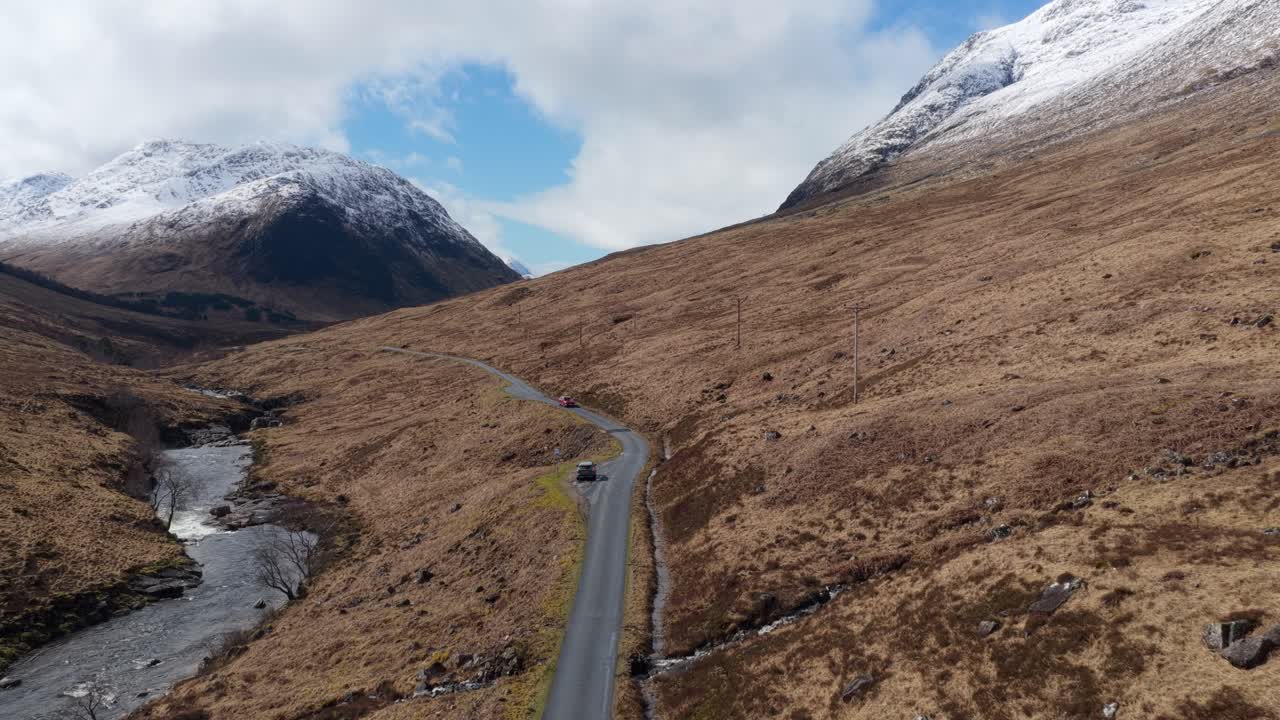 Attraversando in auto il paesaggio spettacolare della valle di Glencoe in Scozia