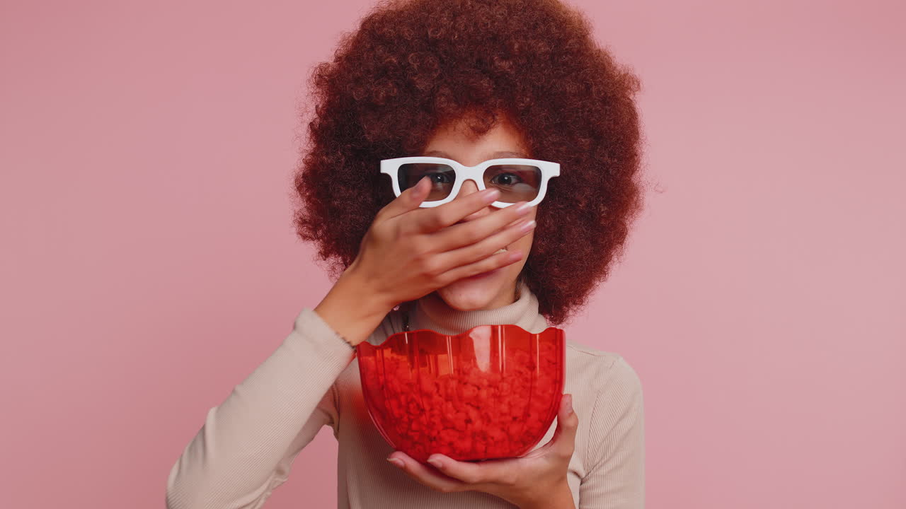 niño excitado niña niño comiendo palomitas de maíz, ver serie de televisión, juego deportivo, película, película de redes sociales en línea
