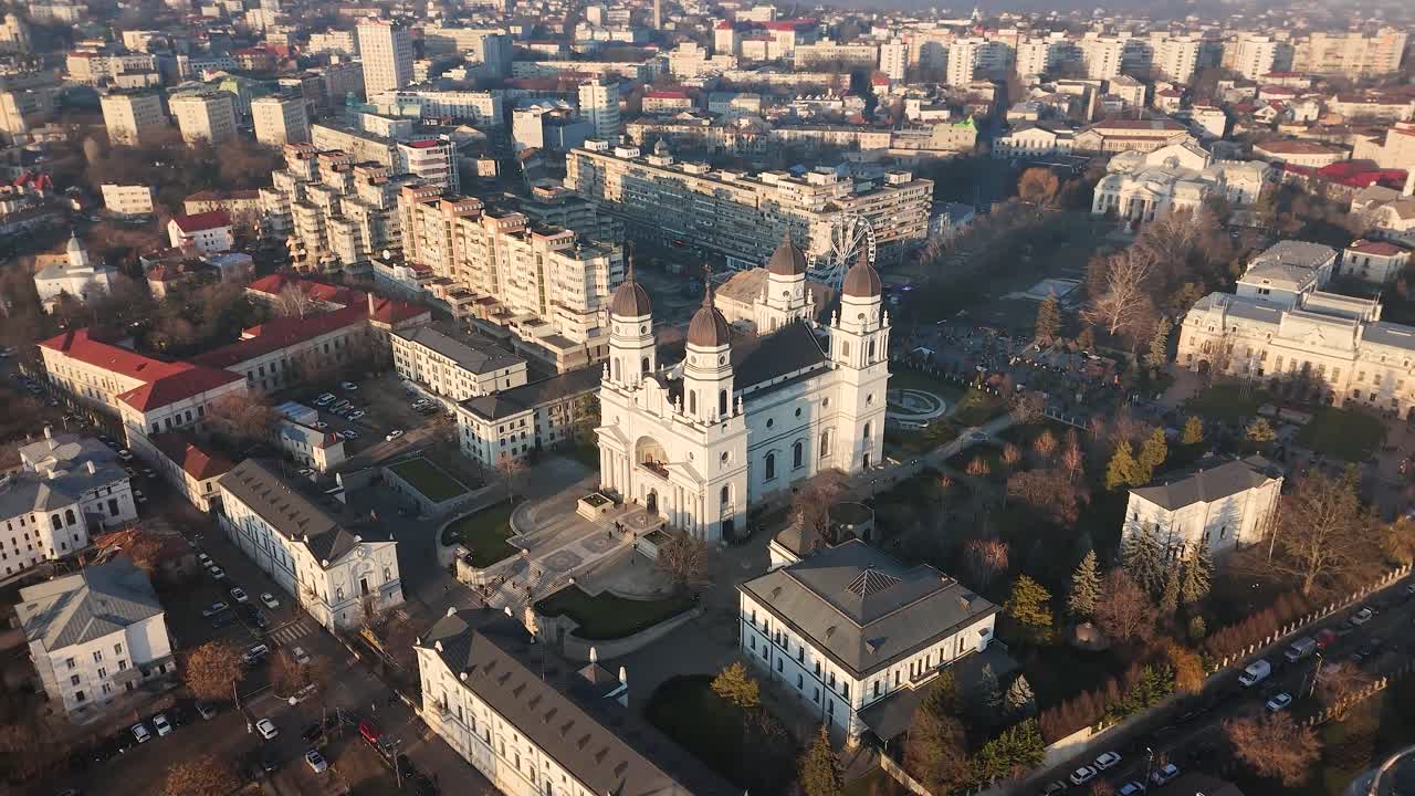 video aéreo de la catedral metropolitana y el centro de iasi
