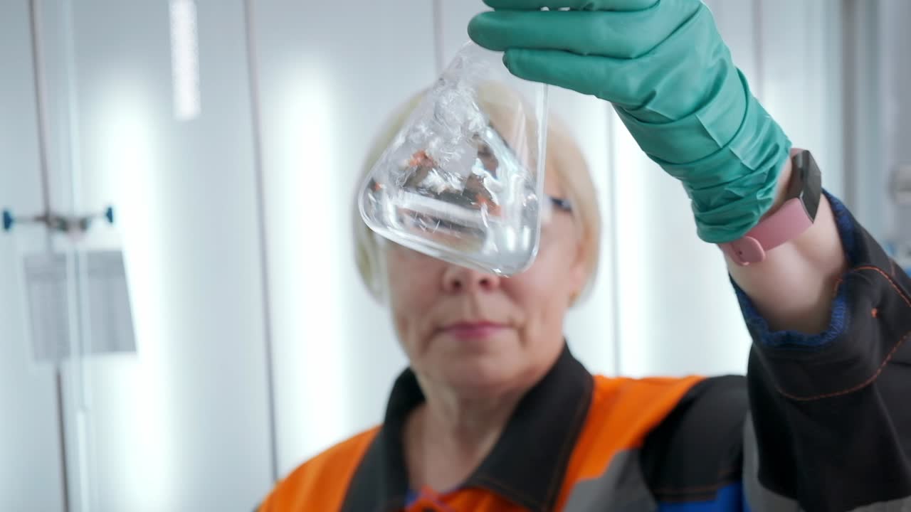 técnico de laboratorio inspeccionando una muestra líquida