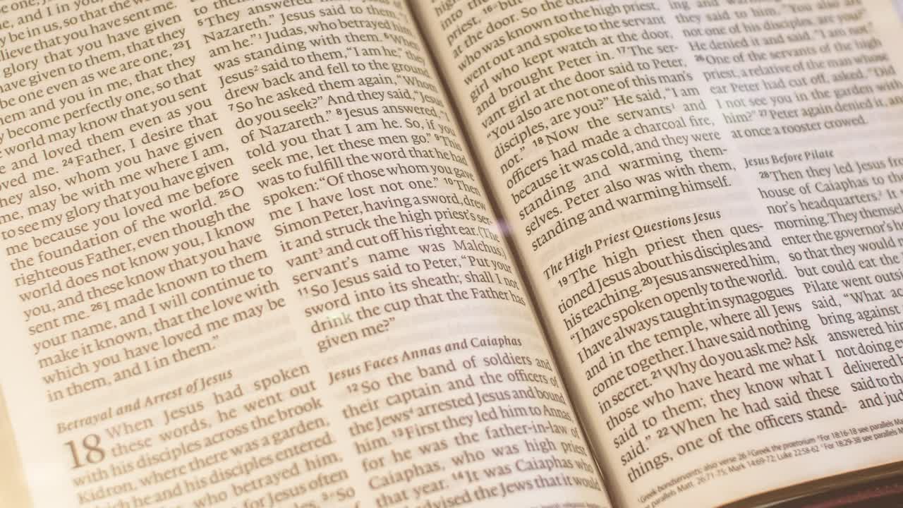 uno de los contenidos de las escrituras bíblicas y la luz de la bengala óptica se mueve de izquierda a derecha