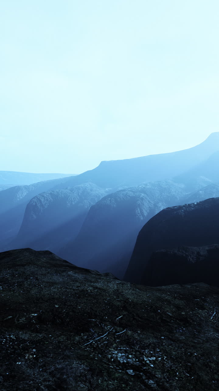 극적인 산맥과 안개