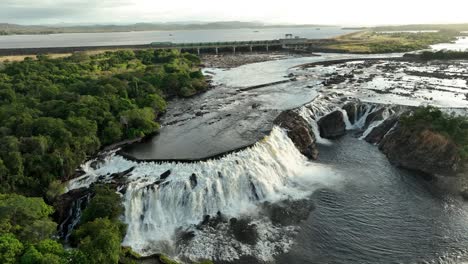 Wasserfall-Mit-Seitlicher-Bewegung-Mit-Einer-Drohne