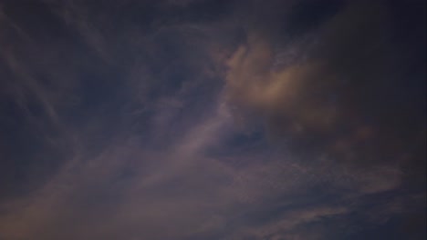 Lapso-De-Tiempo-Del-Cielo-Oscureciéndose-A-Través-De-Las-Nubes