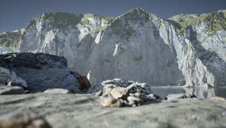 Sandstrand-Zwischen-Felsen-An-Der-Atlantikküste-In-Portugal