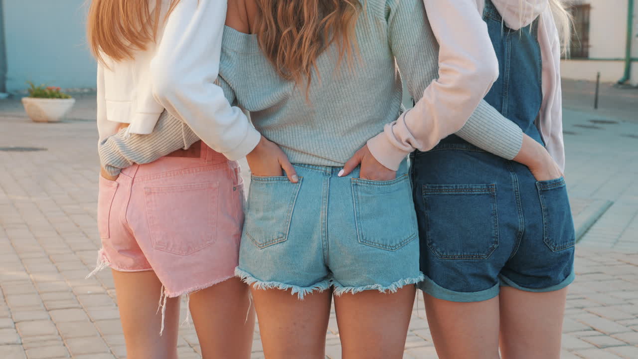 tres amigos en pantalones cortos de denim