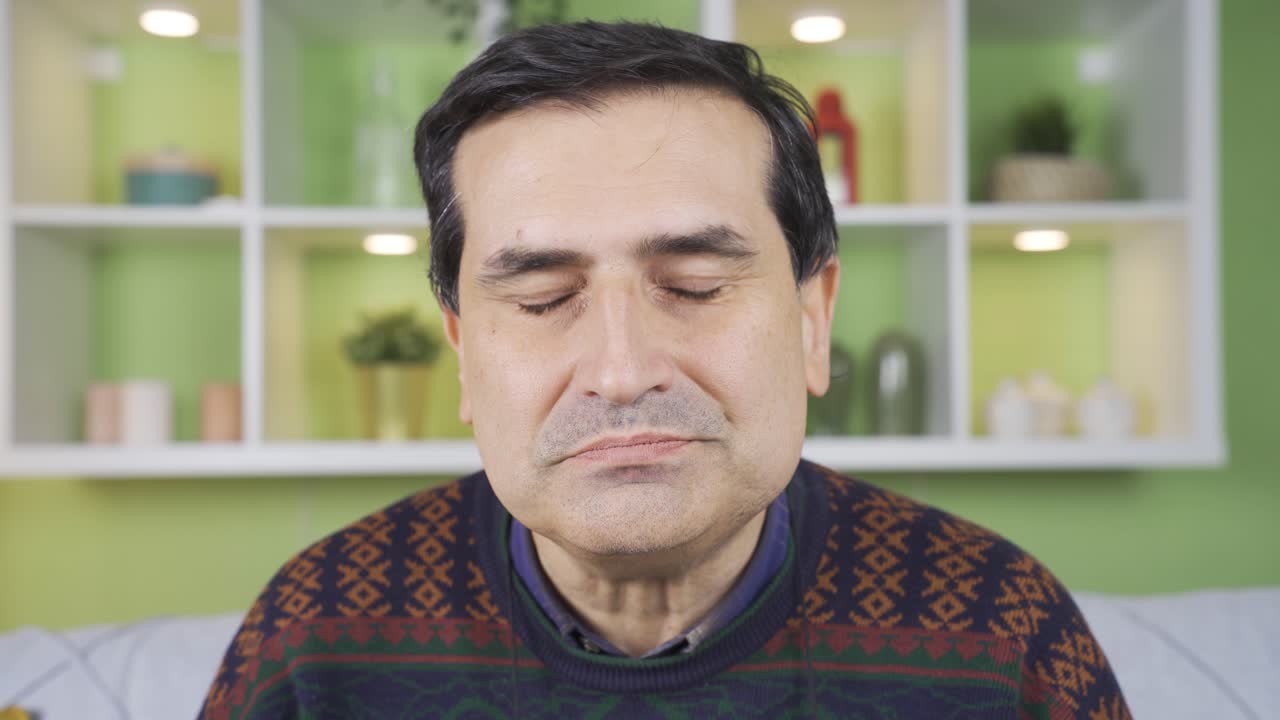 감정적 고통에 빠진 성숙한 남자가 울고 있습니다. 죄송합니다.