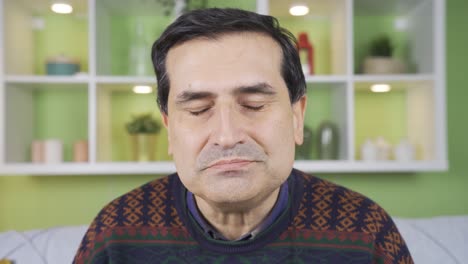 hombre maduro con dolor emocional llorando. lo siento, vejez.