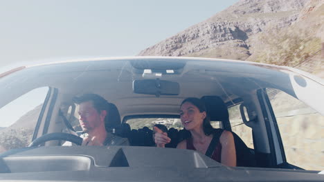 Blick-Von-Außen-Auf-Das-Fahrzeug,-Während-Die-Familie-Mit-Dem-Auto-Entlang-Der-Bergstraße-Zum-Urlaubsziel-Fährt