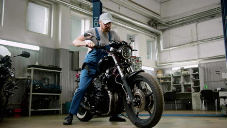 un jeune homme avec une casquette au garage.