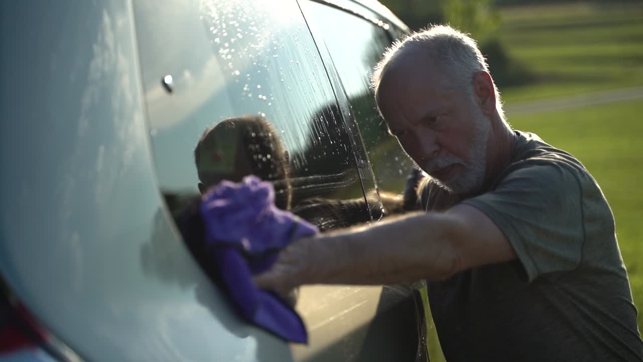 느린 동작으로 차를 세차하면서 차를 가지고 탱고를 하는 미친 춤추는 남자