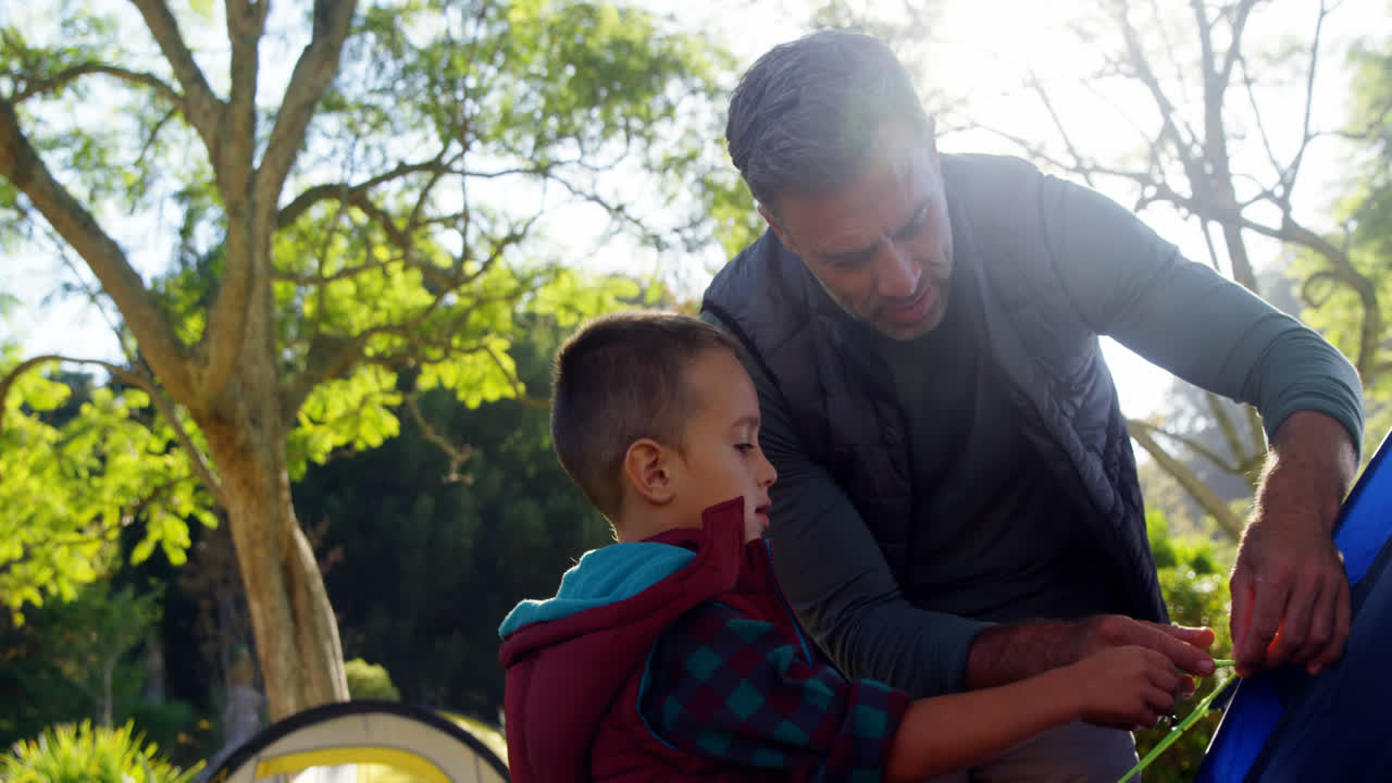 padre e hijo montando una tienda