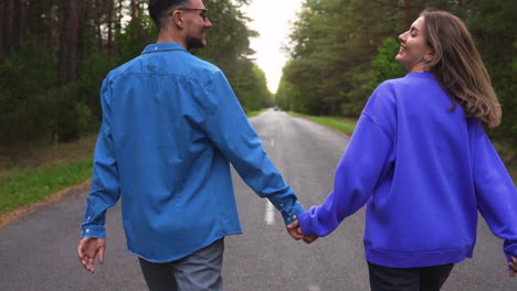 una pareja caminando por un camino.