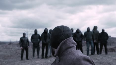 grupo de personas con máscaras