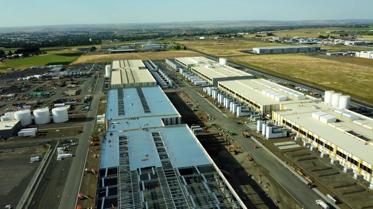 USA, Oregon, Hermiston, 2026-05-27 - Vista drone di un Data Center Amazon in costruzione che serve AWS su us-west presso il Penney Campus, in estate