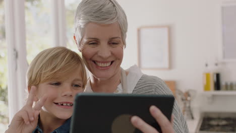 abuela y niño usando una tableta chateando por video niño compartiendo el fin de semana de vacaciones con la abuela disfrutando de charlar en la tecnología móvil en casa con el nieto