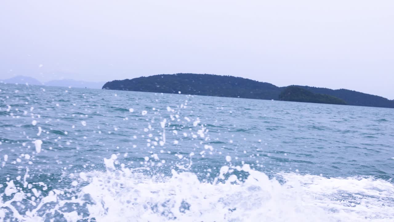 역동적인 바다 파도가 태국 크라비에 있는 레일리 해변에 부히며 평온하고 구름이 가득한 환경에서 촬영되었습니다.