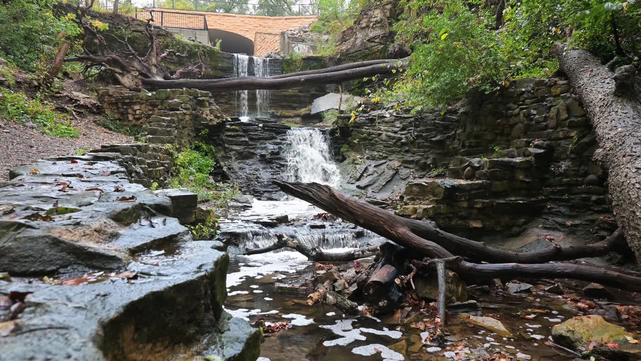 Thác nước đổ xuống giữa tán lá mùa thu, Công viên Hidden Falls Regional ở St. Paul Minnesota vào cuối tháng 9