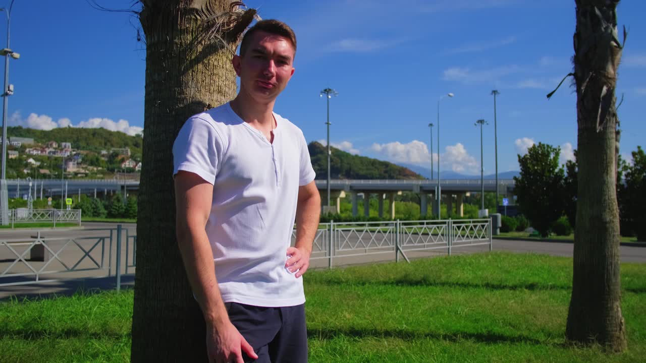 공원에서 인공 다리를 가진 남자