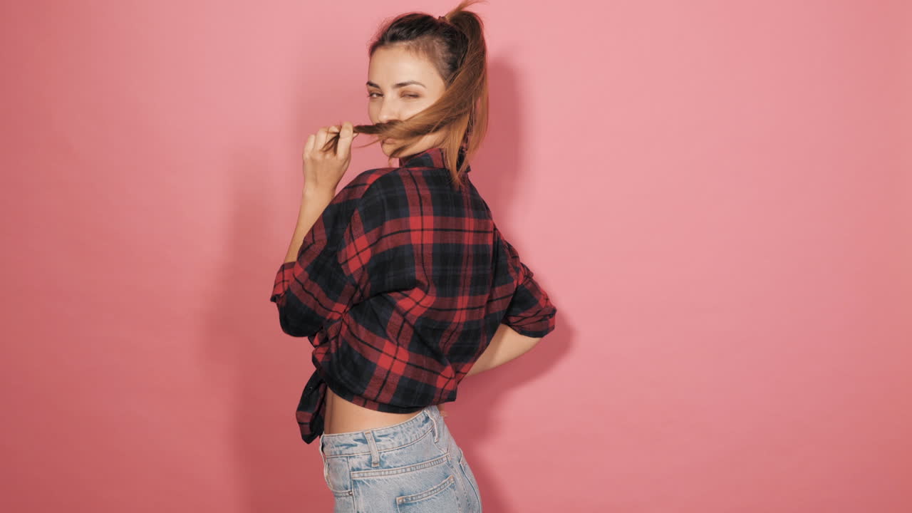 mujer con camisa a cuadros y vaqueros