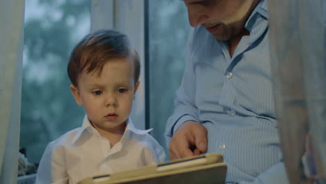 padre e hijo pasando el tiempo libre con el touch pad