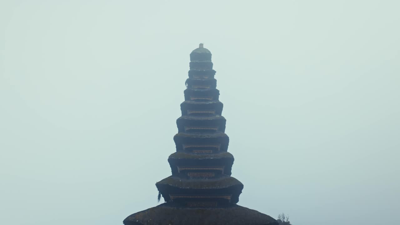 Pura Ulun Danu tempelspir en tågedækket morgen ved Bratan på Bali