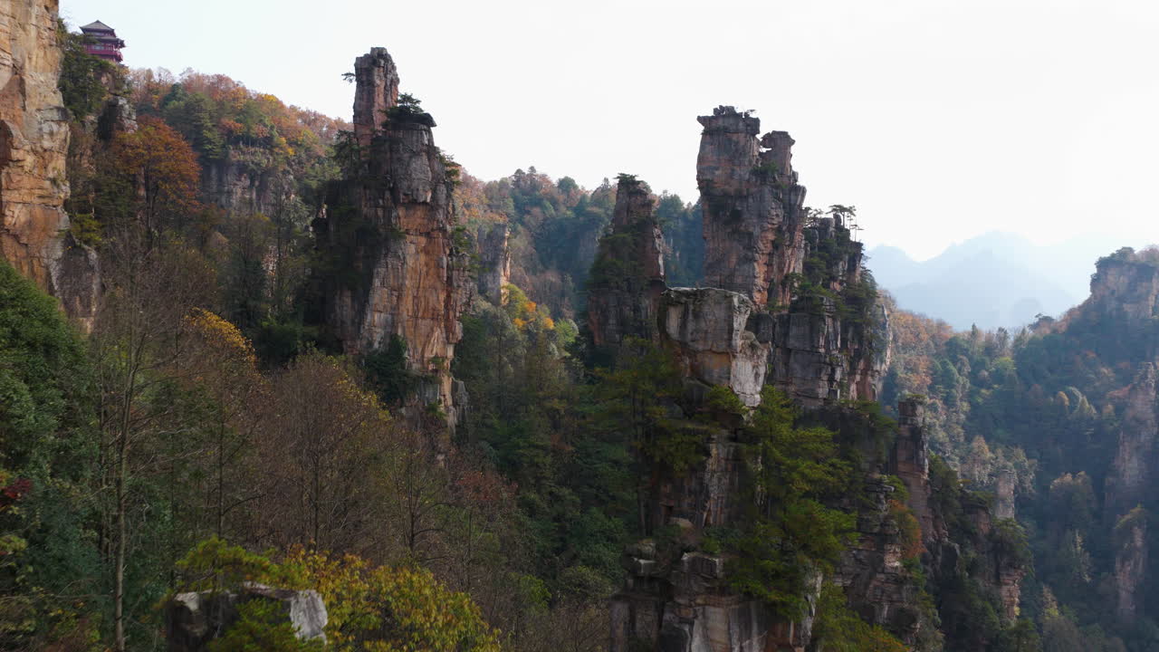 Scogliere verticali del Parco forestale nazionale di Zhangjiajie in Cina - Ripresa aerea