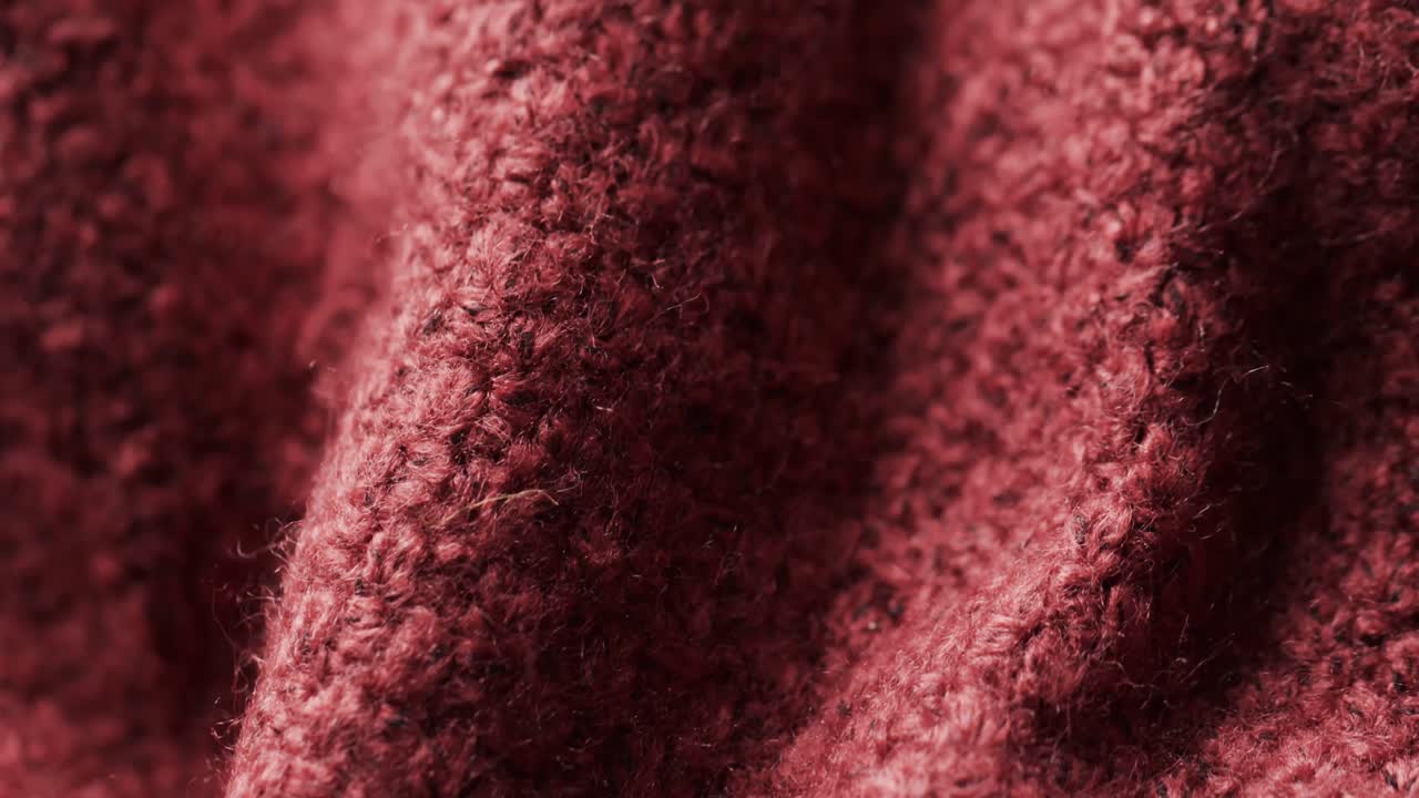 Micro video in primo piano di tessuto di lana all'uncinetto rosso con spazio copia