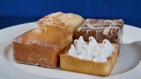 variedad de pasteles y pasteles pequeños