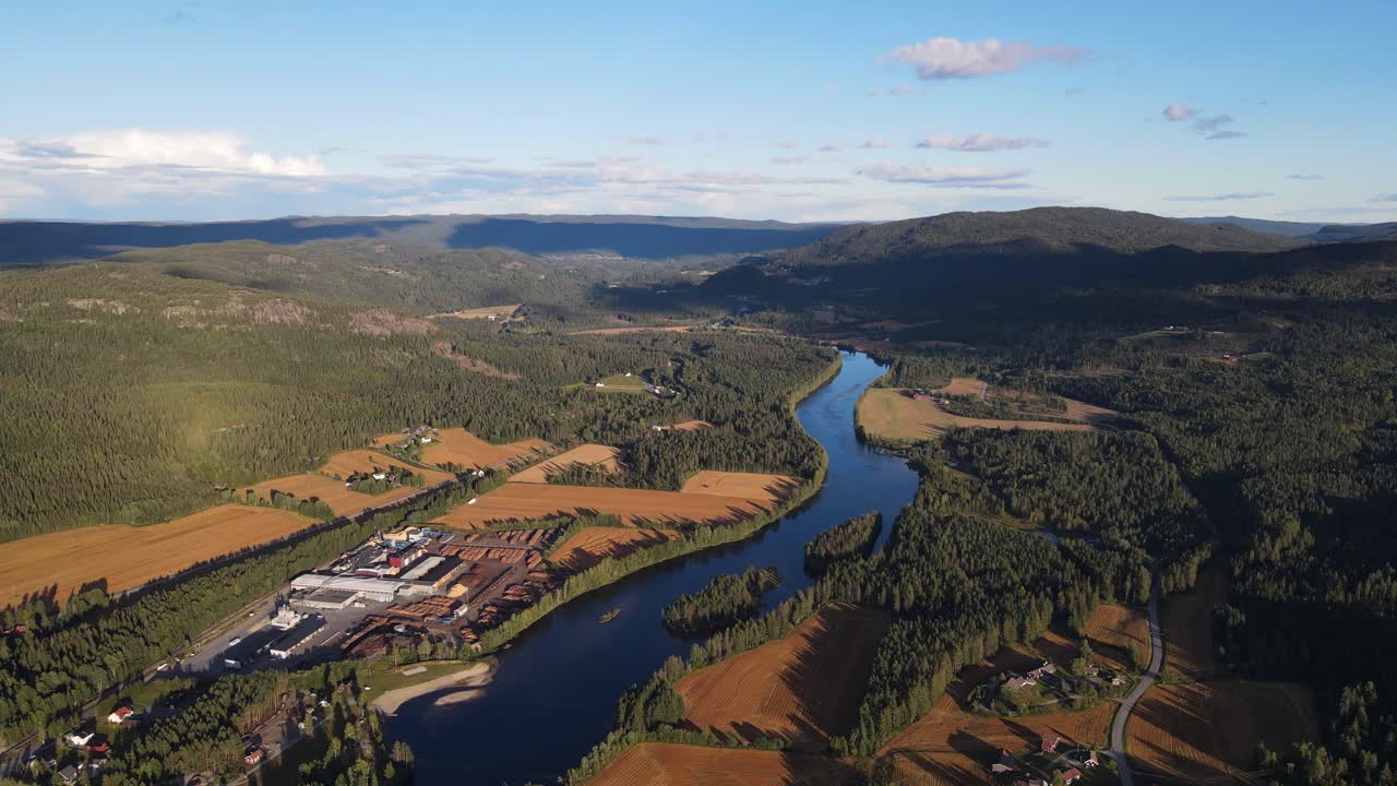 imágenes de drones de montañas, valles y ríos y un pequeño pueblo en el sur de noruega
