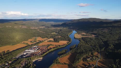 Drohnenaufnahmen-Von-Bergen,-Tälern-Und-Flüssen-Und-Einer-Kleinen-Stadt-In-Südnorwegen