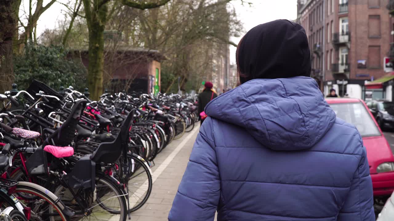 백인 여성이 거리를 걸어 4k 젊은 여성 여행자