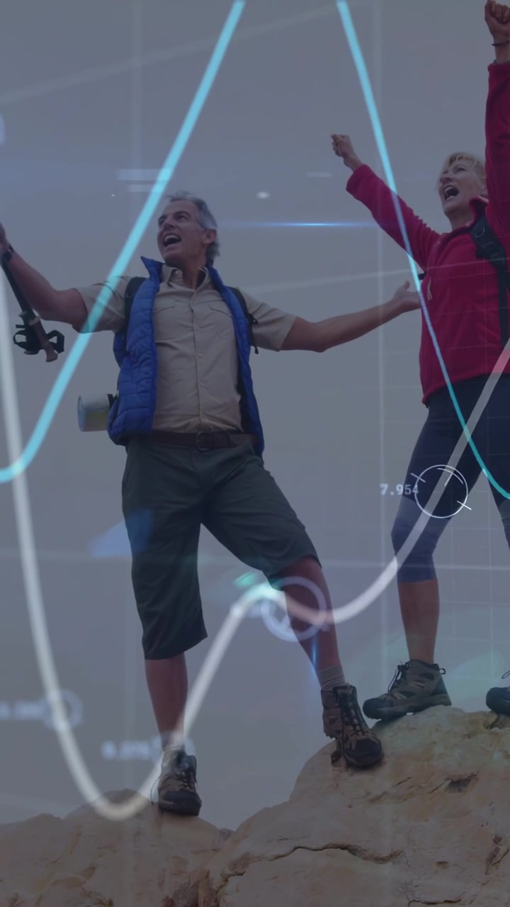 Video verticale: Raggiungendo la vetta, due escursionisti anziani che alzano le braccia mentre sovrapposizioni tecnologiche tracciano l'ascesa.
