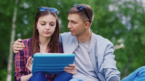 Joven-Y-Un-Chico-Usaron-Una-Tableta-En-El-Parque-Chico-Abraza-Chica-Video-Hd